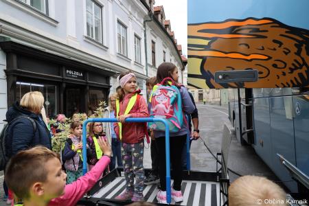 Otroci kamniških šol in vrtcev rajali na Glavnem trgu in se učili o trajnostni mobilnosti (108)